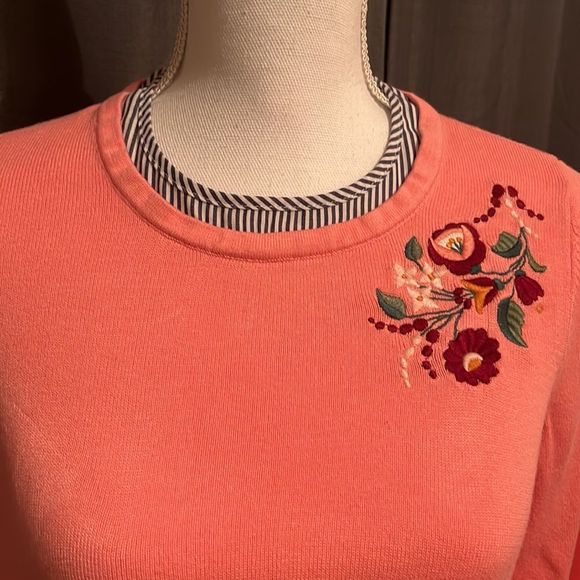 ❤SALE❤Crown&ivyPinkSweater with Embrodiered Detail and Blue and White Hem. - Picture 2 of 6